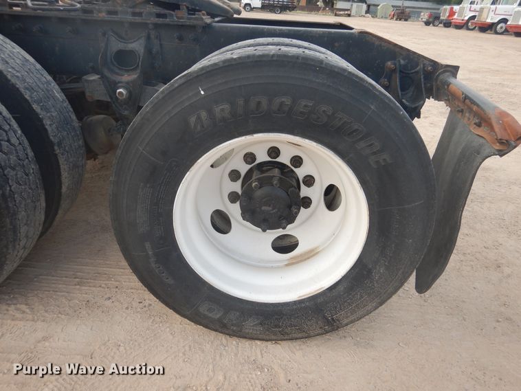 image for item DD0369 2000 International 9100i  semi truck