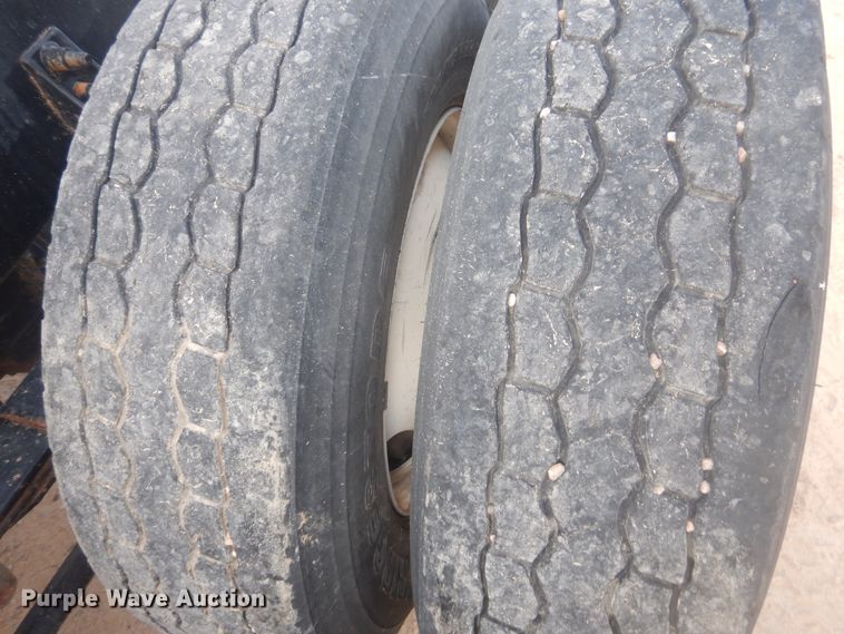 image for item DD0369 2000 International 9100i  semi truck