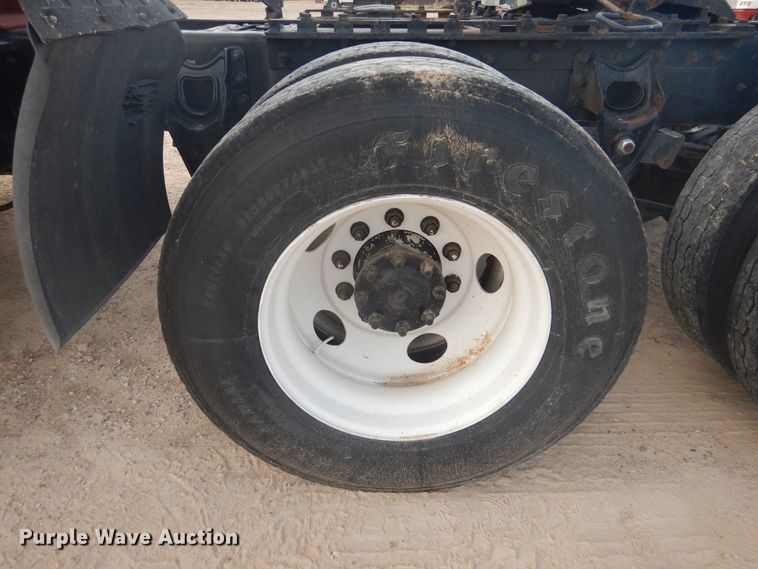 image for item DD0369 2000 International 9100i  semi truck