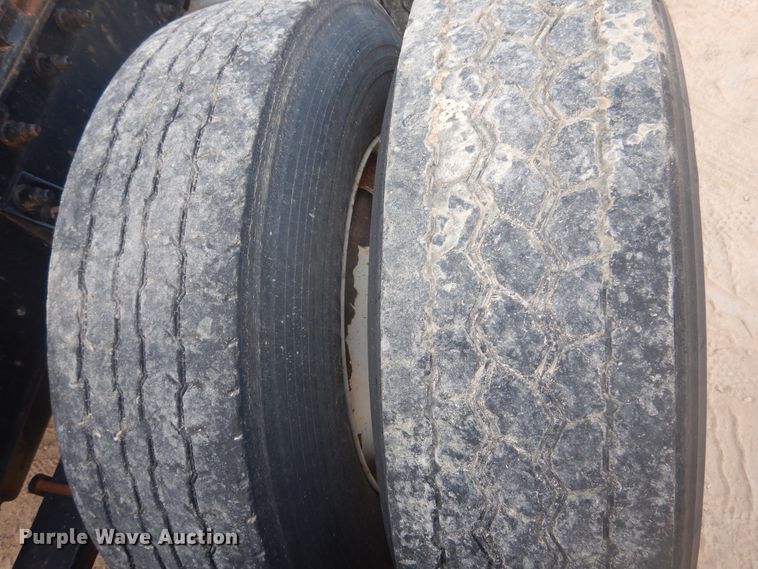 image for item DD0369 2000 International 9100i  semi truck