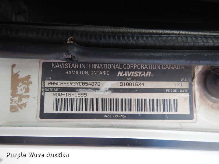 image for item DD0369 2000 International 9100i  semi truck