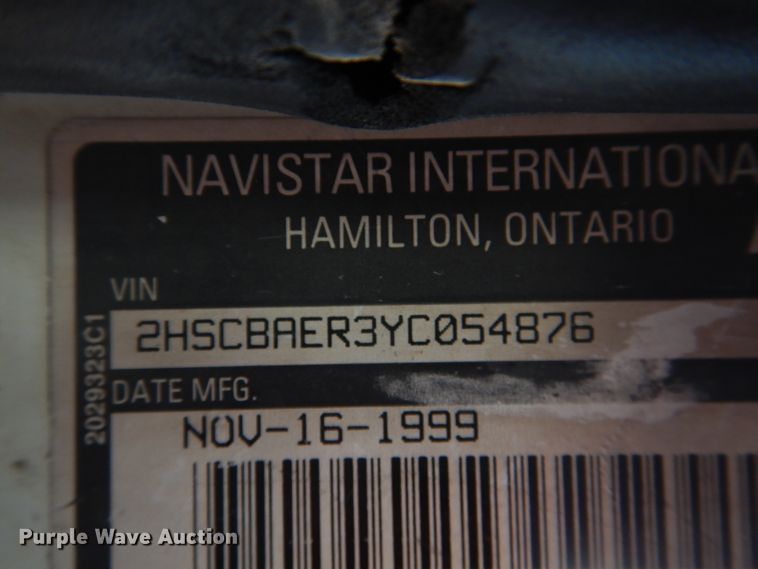 image for item DD0369 2000 International 9100i  semi truck