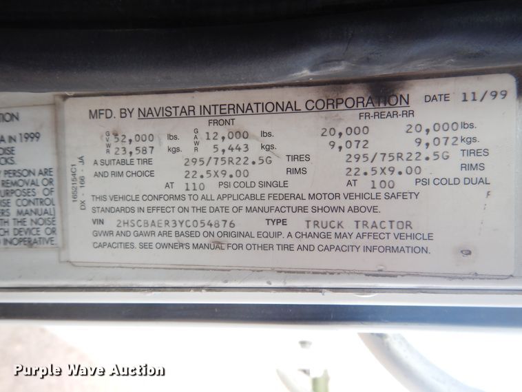 image for item DD0369 2000 International 9100i  semi truck