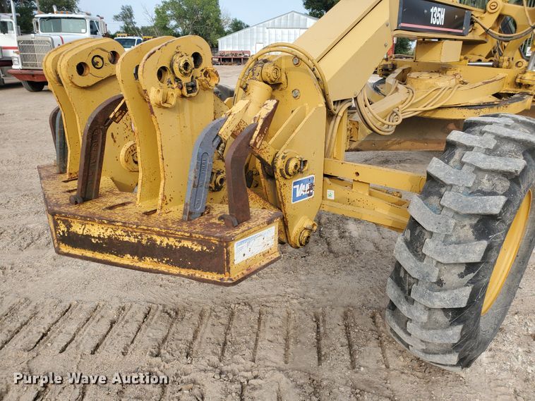 image for item DF5740 1998 Caterpillar 135H  motor grader