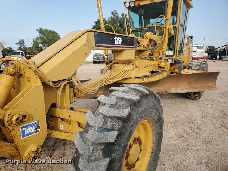 image for item DF5740 1998 Caterpillar 135H  motor grader
