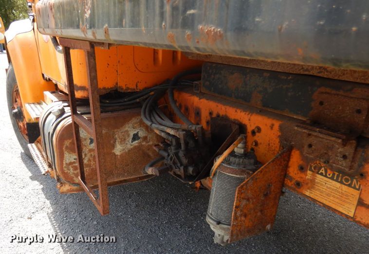 image for item DH5193 1991 International 4900  dump truck