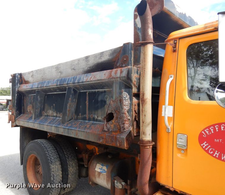 image for item DH5193 1991 International 4900  dump truck