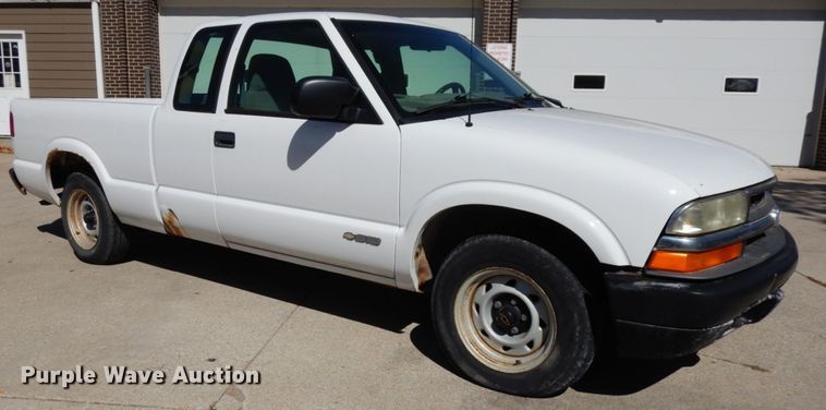 image for item DH6669 2002 Chevrolet S10  Ext. Cab pickup truck