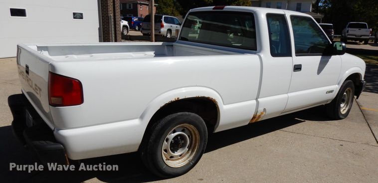 image for item DH6669 2002 Chevrolet S10  Ext. Cab pickup truck