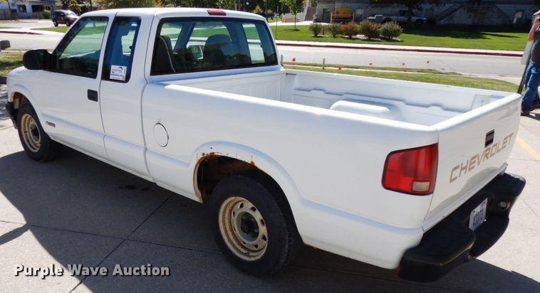 image for item DH6669 2002 Chevrolet S10  Ext. Cab pickup truck