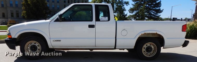 image for item DH6669 2002 Chevrolet S10  Ext. Cab pickup truck