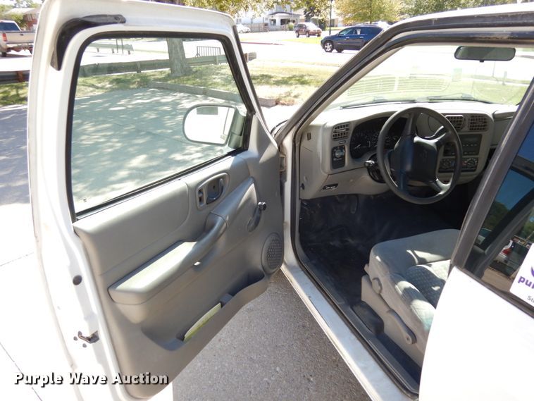 image for item DH6669 2002 Chevrolet S10  Ext. Cab pickup truck