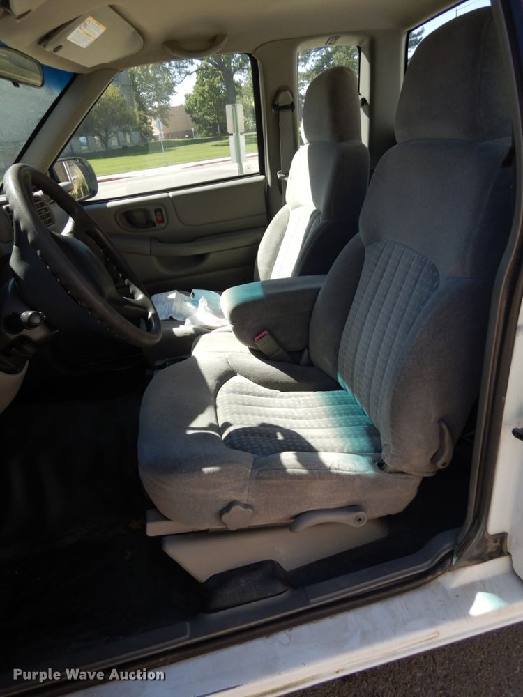 image for item DH6669 2002 Chevrolet S10  Ext. Cab pickup truck