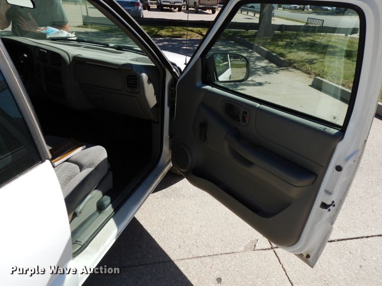 image for item DH6669 2002 Chevrolet S10  Ext. Cab pickup truck