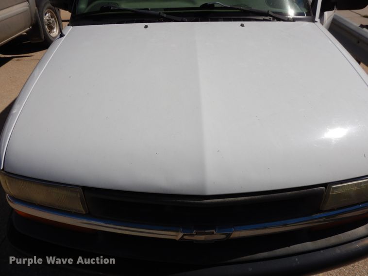 image for item DH6669 2002 Chevrolet S10  Ext. Cab pickup truck