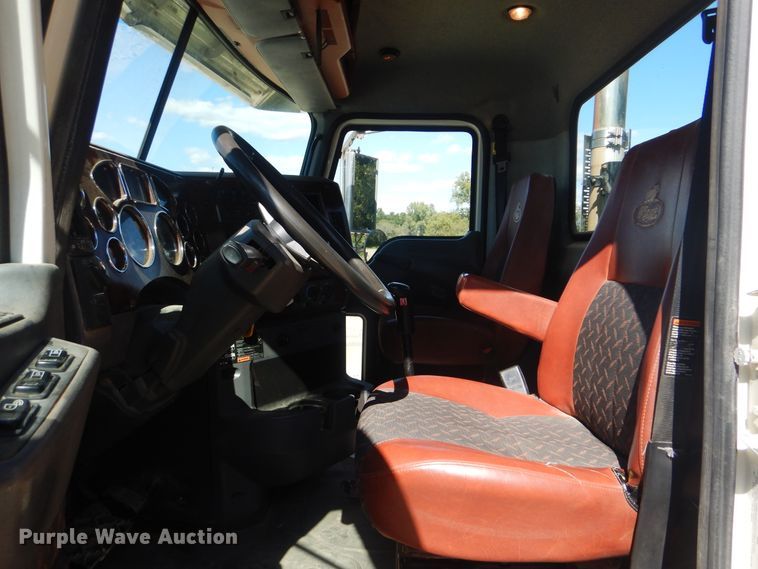 image for item DI0442 2014 Mack CHU  semi truck