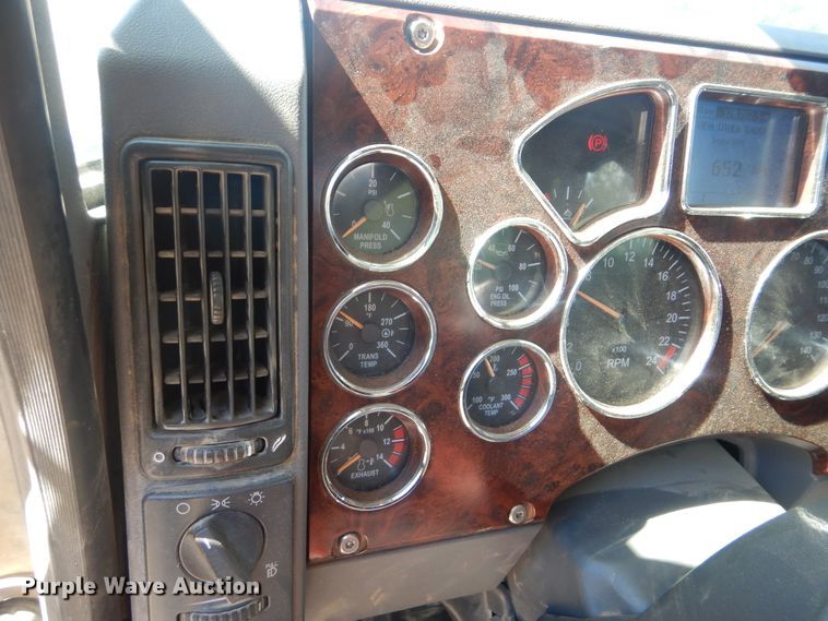 image for item DI0442 2014 Mack CHU  semi truck