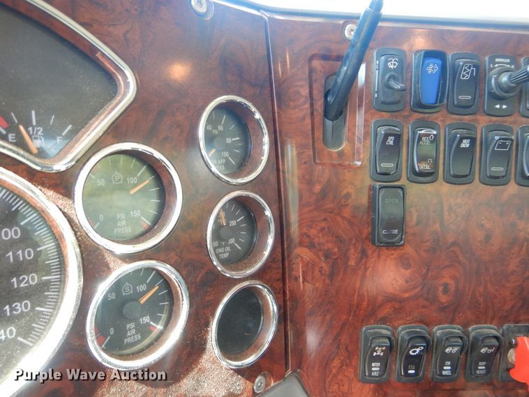 image for item DI0442 2014 Mack CHU  semi truck