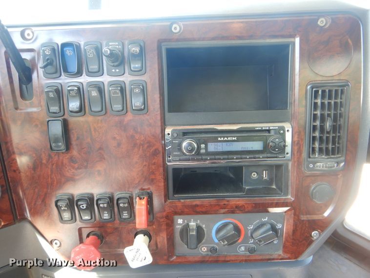 image for item DI0442 2014 Mack CHU  semi truck