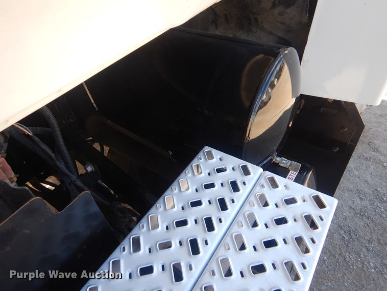 image for item DI0442 2014 Mack CHU  semi truck