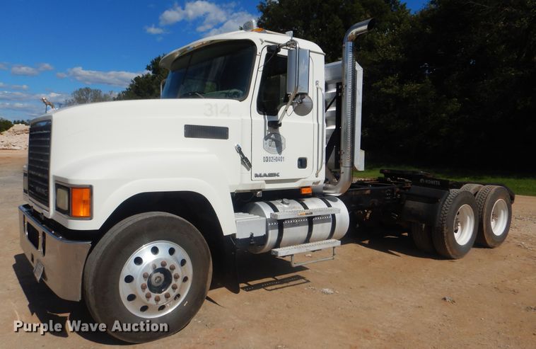 image for item DI0443 2009 Mack CHU  semi truck