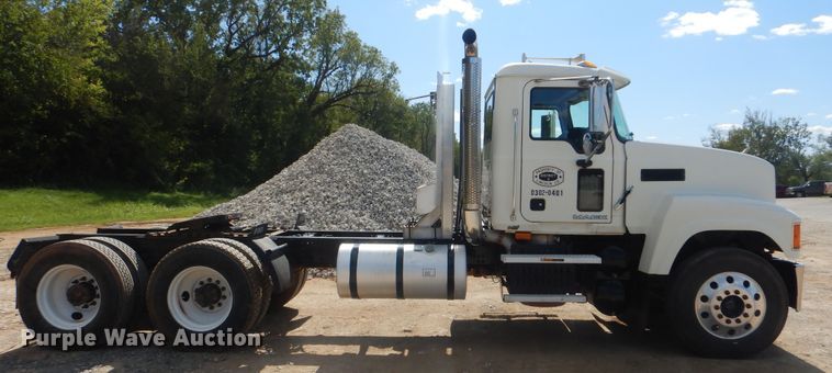 image for item DI0443 2009 Mack CHU  semi truck