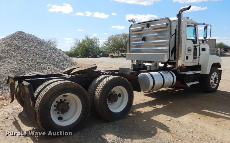 image for item DI0443 2009 Mack CHU  semi truck