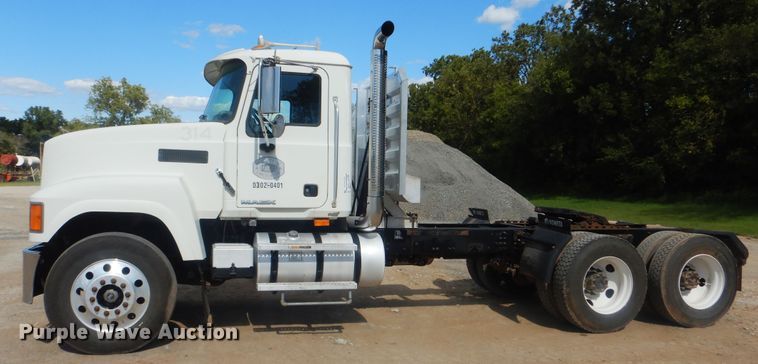 image for item DI0443 2009 Mack CHU  semi truck