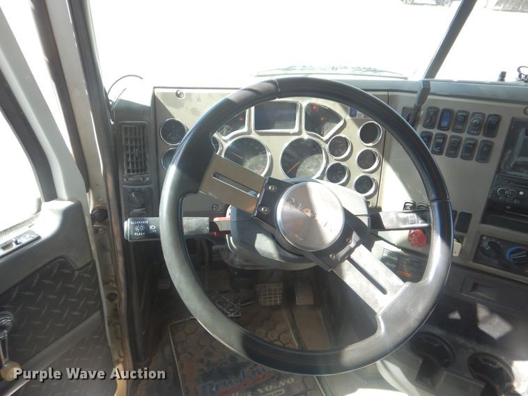 image for item DI0443 2009 Mack CHU  semi truck