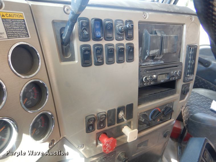 image for item DI0443 2009 Mack CHU  semi truck