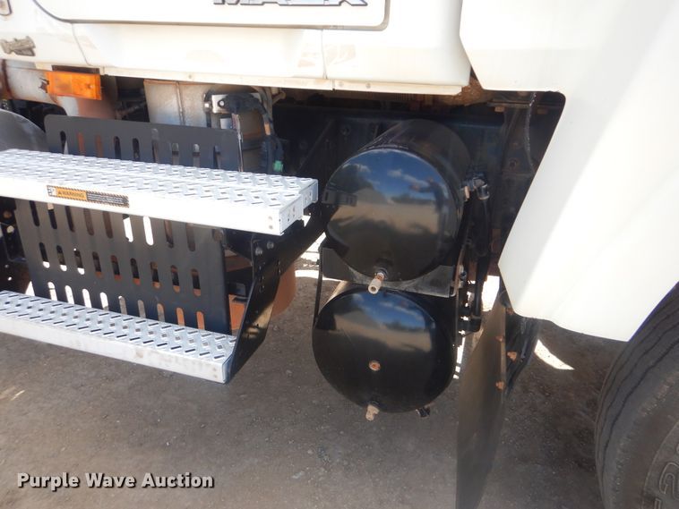 image for item DI0443 2009 Mack CHU  semi truck