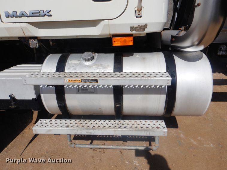 image for item DI0443 2009 Mack CHU  semi truck