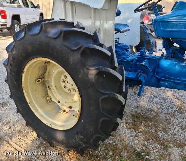 image for item DY9981 Ford  tractor