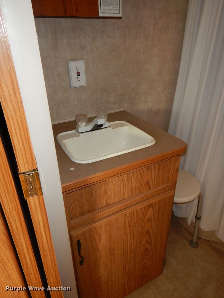 image for item FR9102 2006 Fleetwood  camper