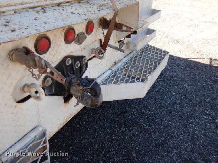 image for item FR9120 1999 Freightliner FL80  bucket truck