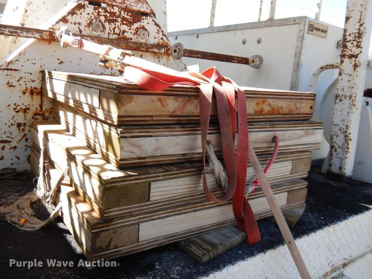 image for item FR9120 1999 Freightliner FL80  bucket truck