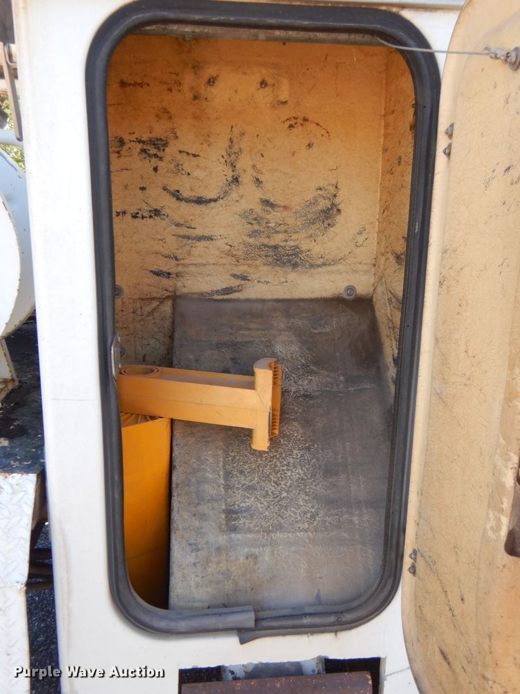 image for item FR9120 1999 Freightliner FL80  bucket truck