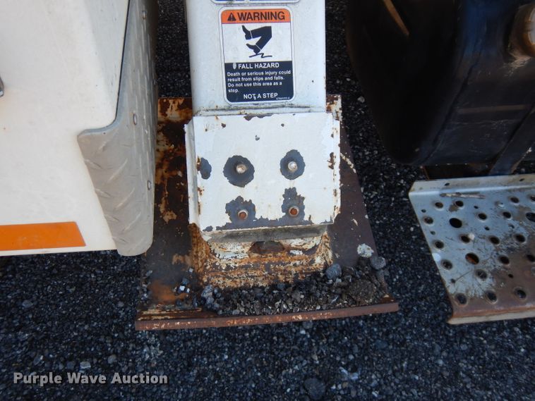 image for item FR9120 1999 Freightliner FL80  bucket truck