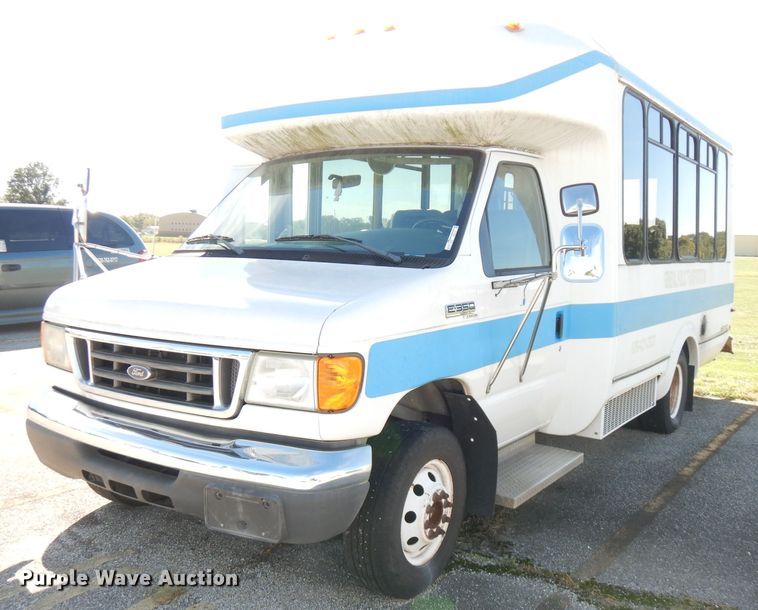 image for item FR9127 2006 Ford E350 Super Duty  shuttle bus