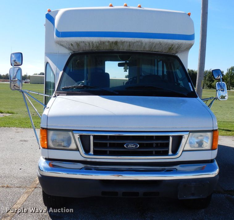 image for item FR9127 2006 Ford E350 Super Duty  shuttle bus