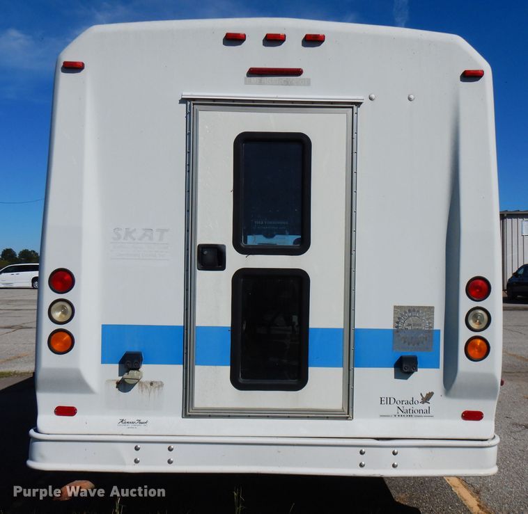 image for item FR9127 2006 Ford E350 Super Duty  shuttle bus