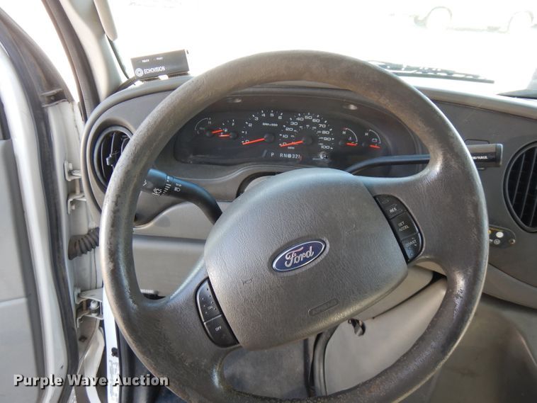 image for item FR9127 2006 Ford E350 Super Duty  shuttle bus