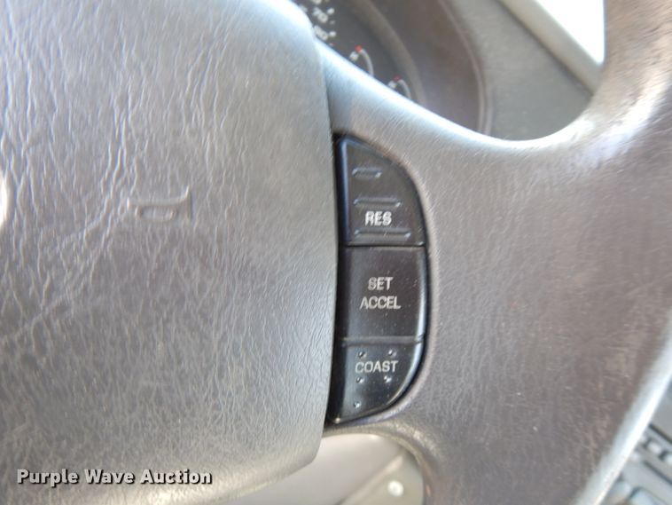 image for item FR9127 2006 Ford E350 Super Duty  shuttle bus