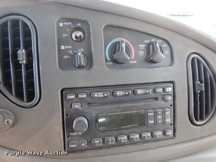 image for item FR9127 2006 Ford E350 Super Duty  shuttle bus