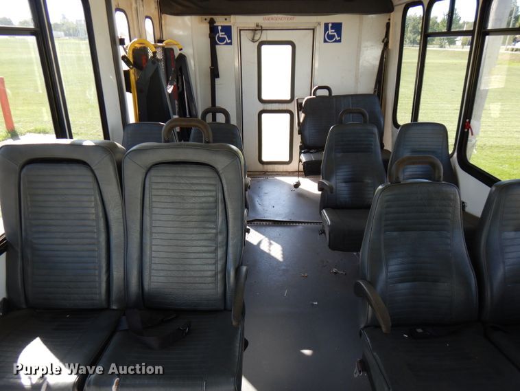 image for item FR9127 2006 Ford E350 Super Duty  shuttle bus