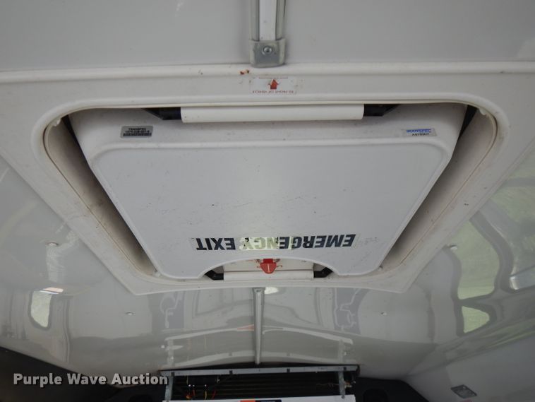 image for item FR9127 2006 Ford E350 Super Duty  shuttle bus