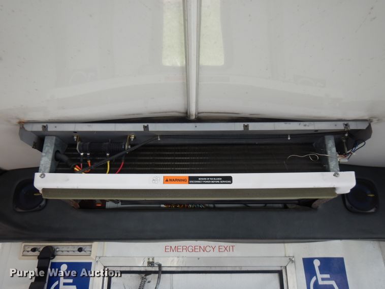 image for item FR9127 2006 Ford E350 Super Duty  shuttle bus