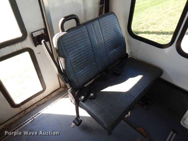 image for item FR9127 2006 Ford E350 Super Duty  shuttle bus