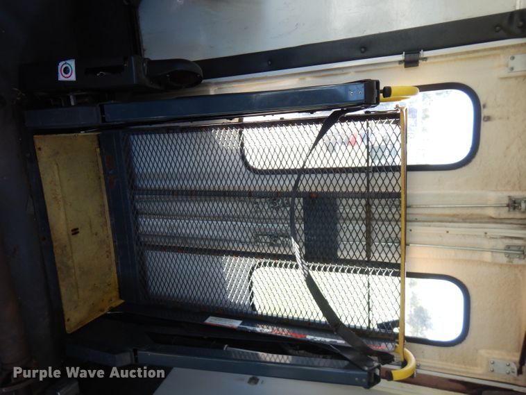 image for item FR9127 2006 Ford E350 Super Duty  shuttle bus