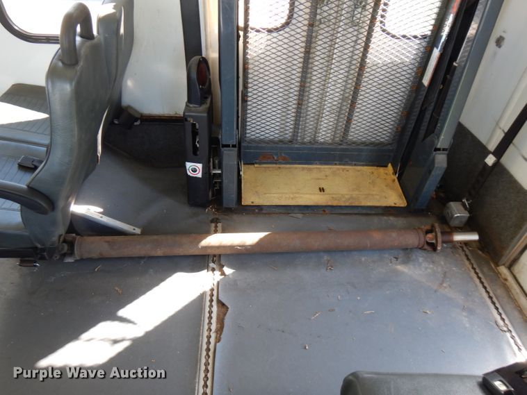 image for item FR9127 2006 Ford E350 Super Duty  shuttle bus